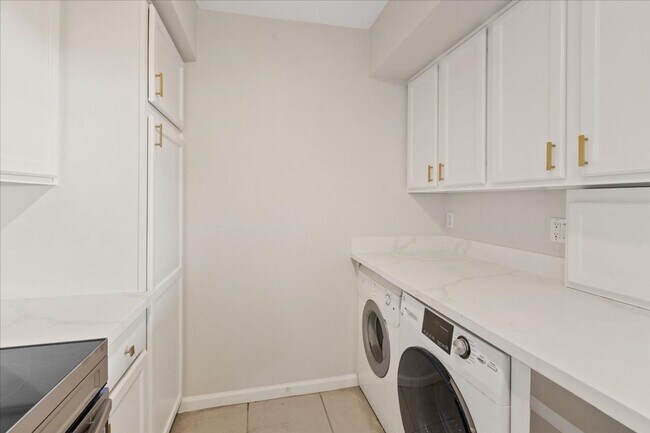 Building Photo - 669 Oakmont Ave