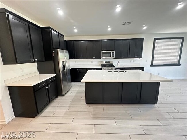 Building Photo - 9565 Camelback Crk Dr