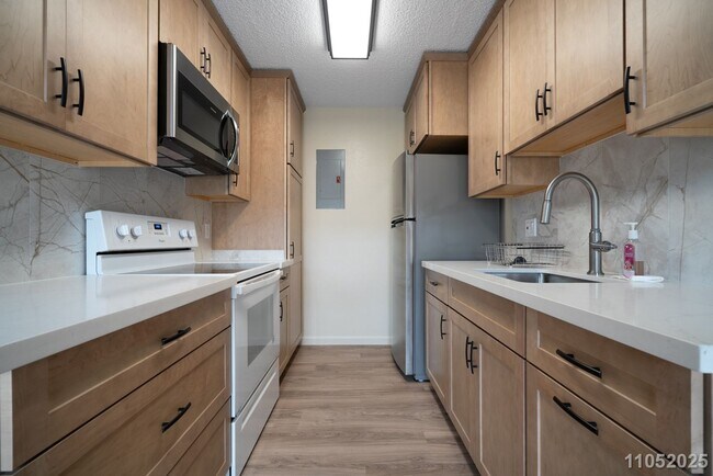 Building Photo - Available Now! 2 BD / 1 BA / 2 Parking sta...