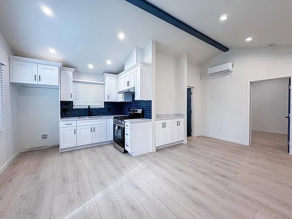 Building Photo - This newly remodeled 1-bedroom, 1-bathroom...