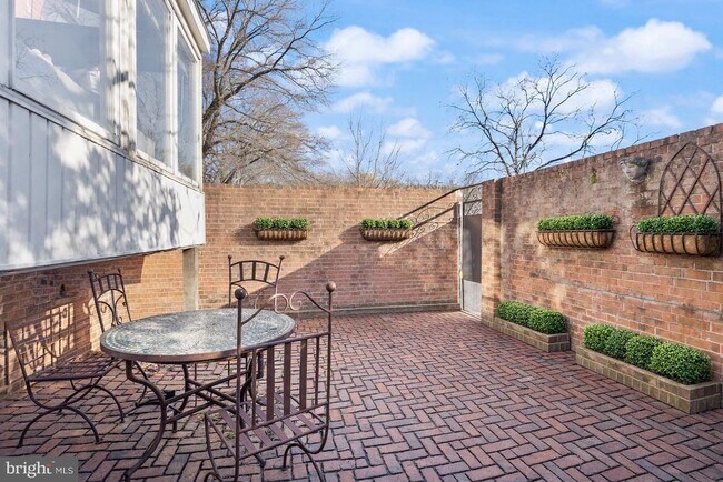 Building Photo - 500 G St SW