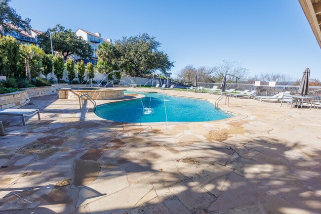 Building Photo - 3 Bed 3 Bath Condo on Lake Travis