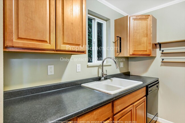 Primary Photo - Stylish Two Bedroom Condo In West Linn! Mo...