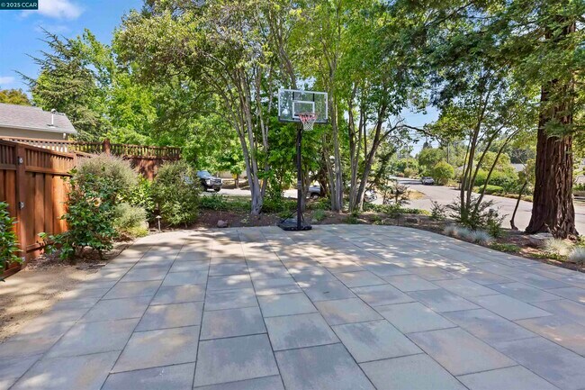 Building Photo - 125 Meadow Ln