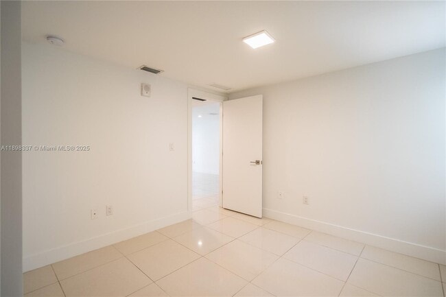 Building Photo - 1985 Bay Dr