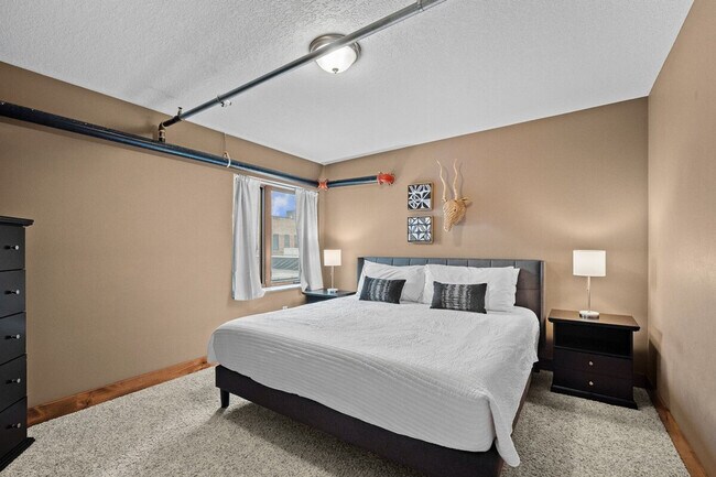 Building Photo - 301 E Walnut St