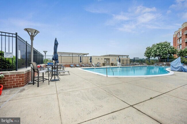 Building Photo - Luxury Fully Furnished 2BR/2BA Corner Cond...