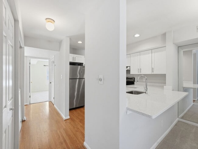 Building Photo - Perfectly situated in the highly sought-after Ponds of Centreville community!