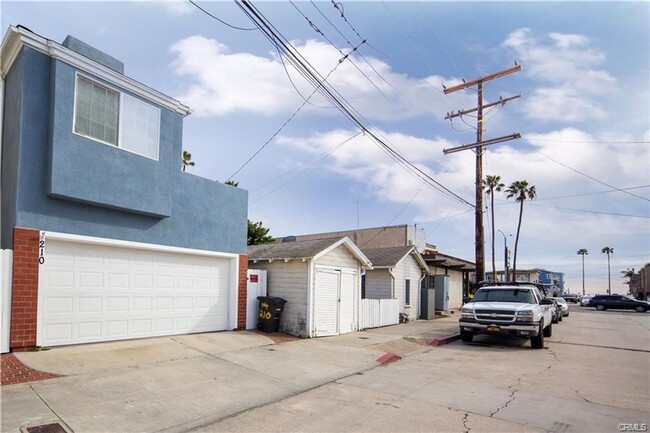 Building Photo - 210 20th St