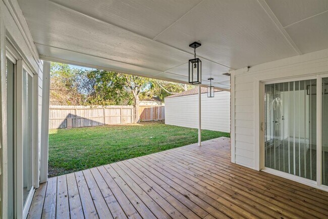 Building Photo - 11422 Lakeside Pl Dr