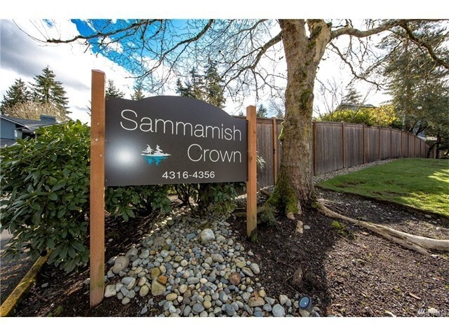 Building Photo - Beautiful Townhome 2 bedrooms and 2.5 bath...