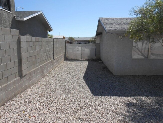 Building Photo - Spacious Single Story Home near Lake Mead ...
