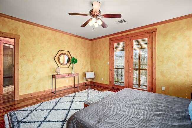 Building Photo - 912 E 51st St