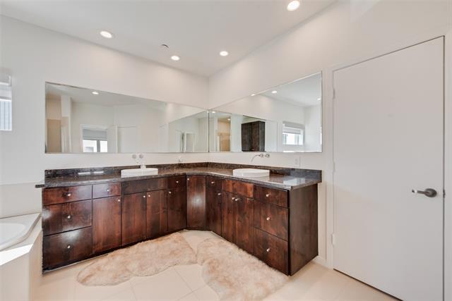 Building Photo - 959 W Bluff St