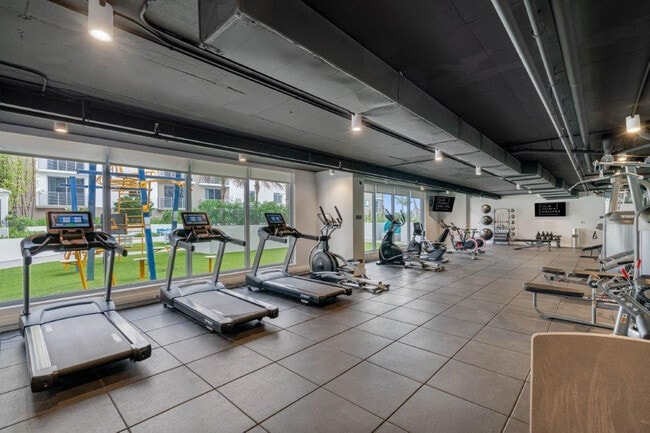 Building Photo - 200 NE 1st Ave