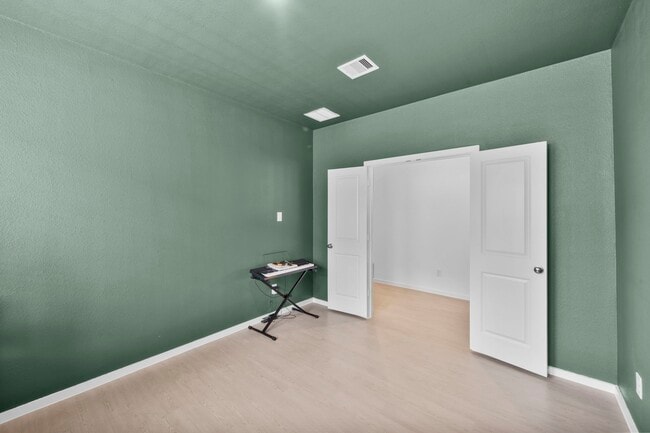 Building Photo - 807 Heaven Dr