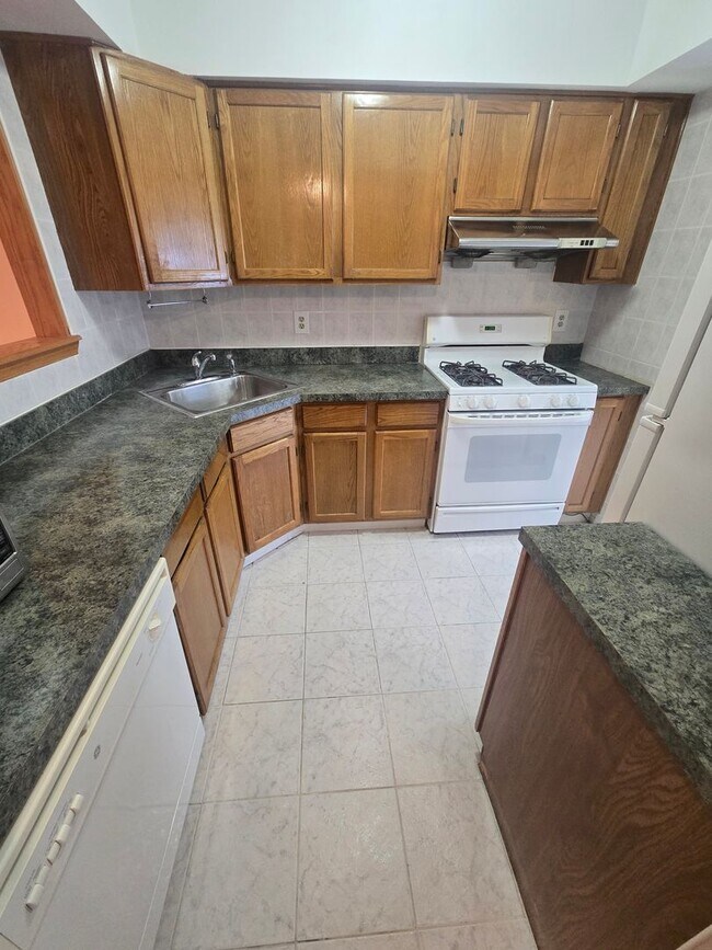 Building Photo - Recently painted & carpeted townhouse with 1,200+ SQ FT, 3-bedroom, 2.5 bathroom and lots of amen...