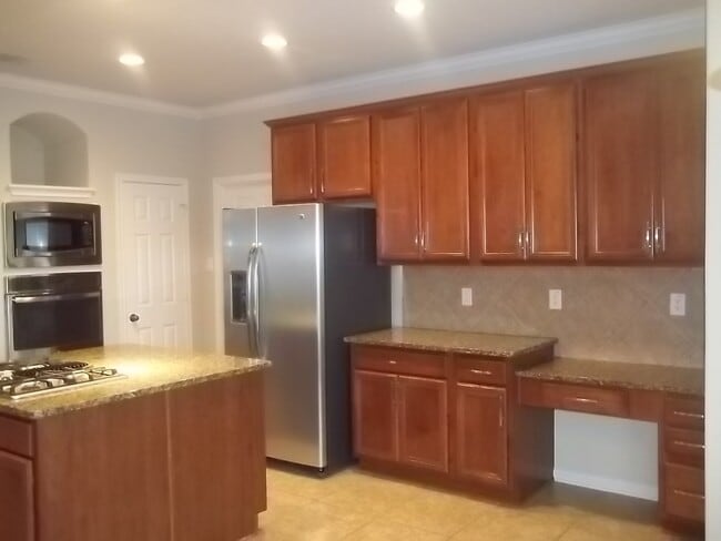 Building Photo - BEAUTIFUL HOME IN A GATED COMMUNITY!