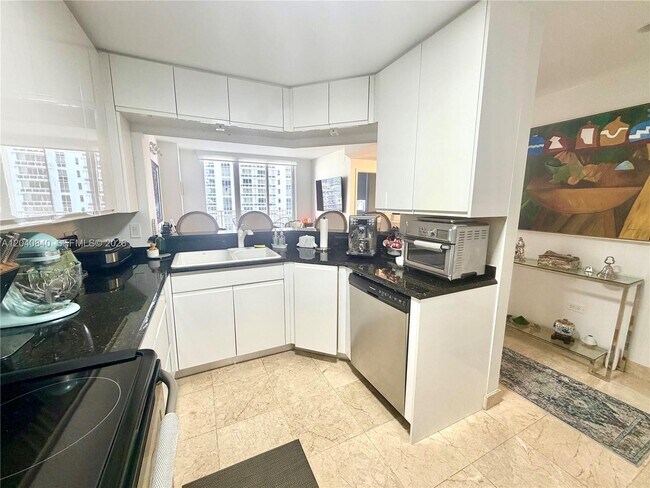 Building Photo - 801 Brickell Key Blvd