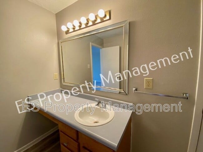 Building Photo - 2180 Shadowbrook Dr