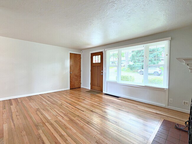 Building Photo - 12820 SW Edgewood St