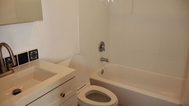 Building Photo - Single 2 bedrooms 2 baths house in San Diego CA.