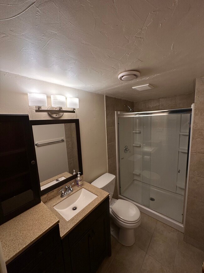 Updated bathroom - 815 Kingsley Dr