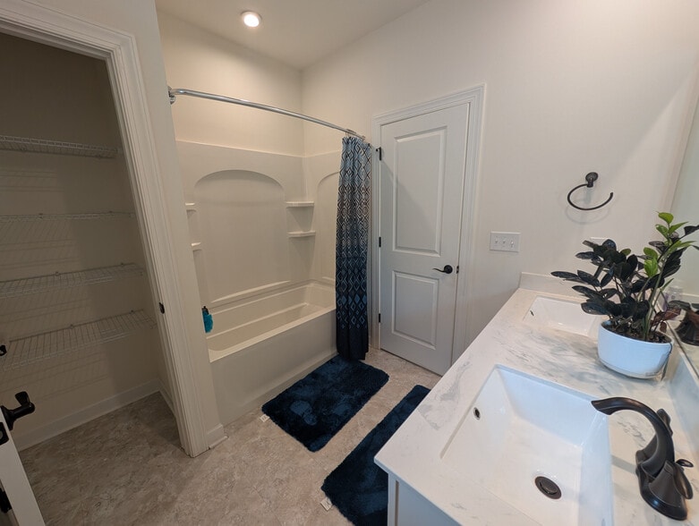 Building Photo - Room in House on Rupell Dr