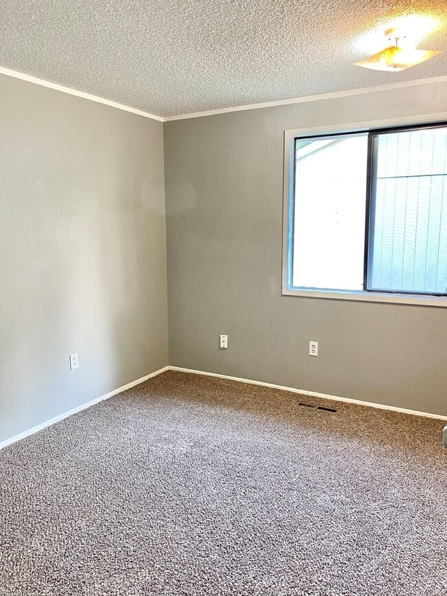 Building Photo - 562-564 Jocelyn Drive