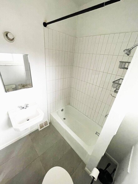 Building Photo - 1382 Center Ave