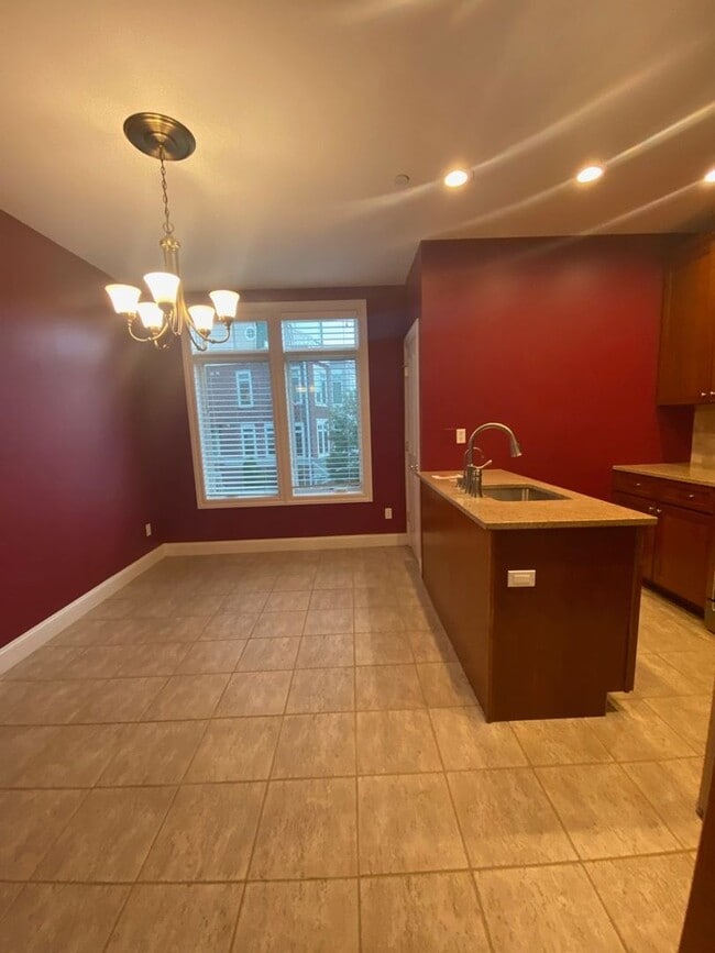 Building Photo - Spacious Townhouse Steps from Tarrytown Wa...