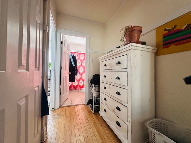Building Photo - 5056 N Wolcott Ave