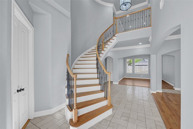 Building Photo - 5738 Ariel St