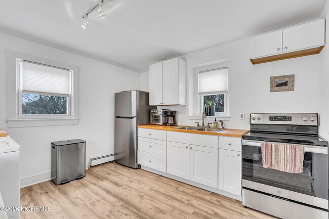 Building Photo - 1227 Bay Ave