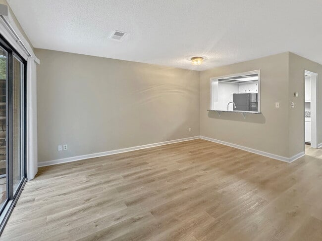 Building Photo - Charming 2 Bed 1.5 Bath Townhouse in Oakwood!