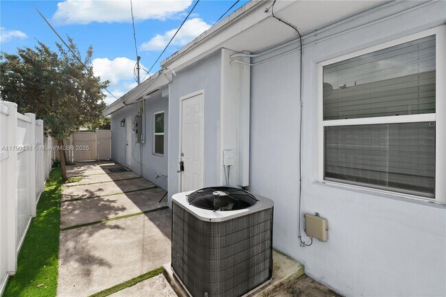Building Photo - 1041 NE 9th Ave