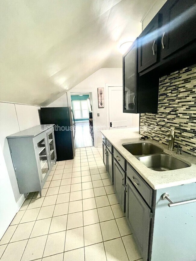 Building Photo - 213 W Vine St