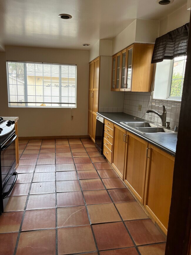 kitchen - 4549 Vista del Monte Ave