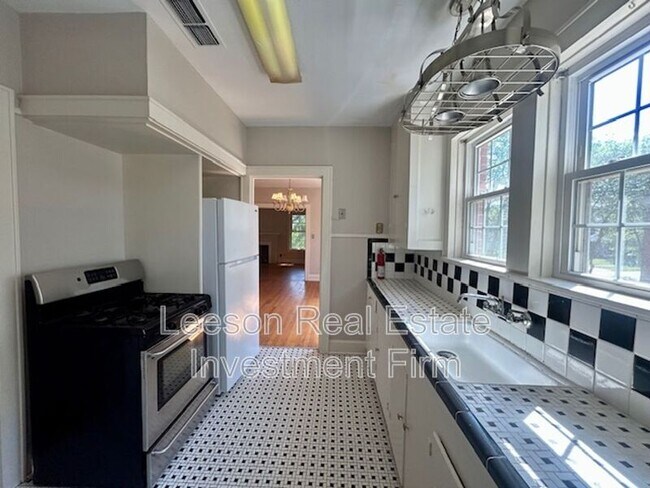 Building Photo - 440 Forest Ave