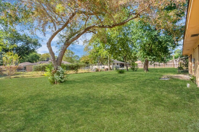 Building Photo - 13627 Greenridge Dr