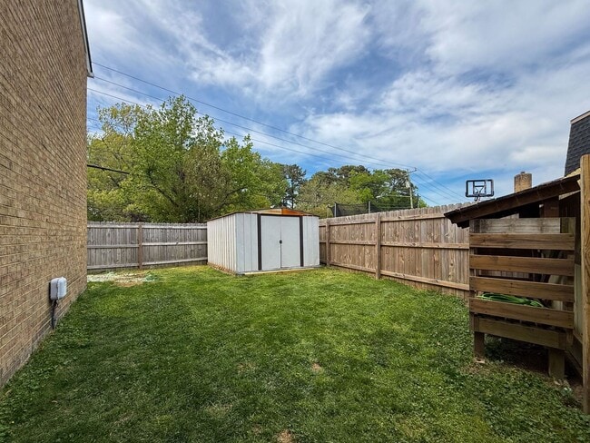Building Photo - Double En-Suite Townhome