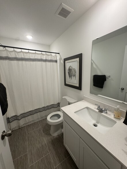 Upstairs bathroom - 21998 Harvest Ave