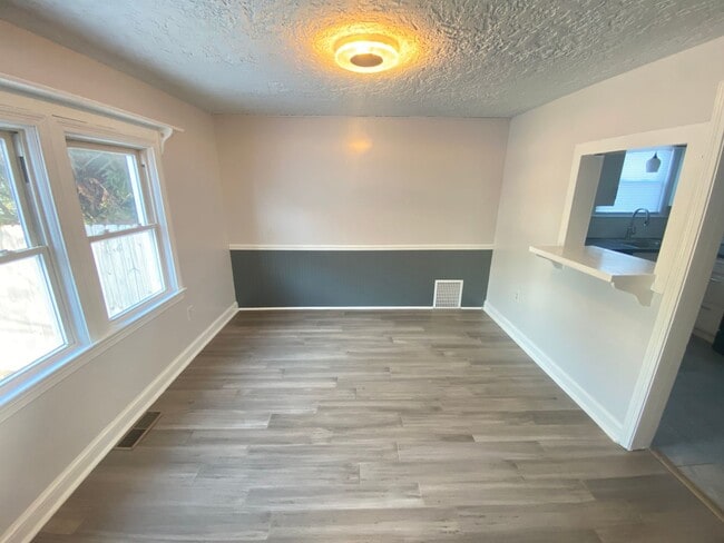 Building Photo - Charming 2 Bedroom, 1 Bath Home in West York Schools!!