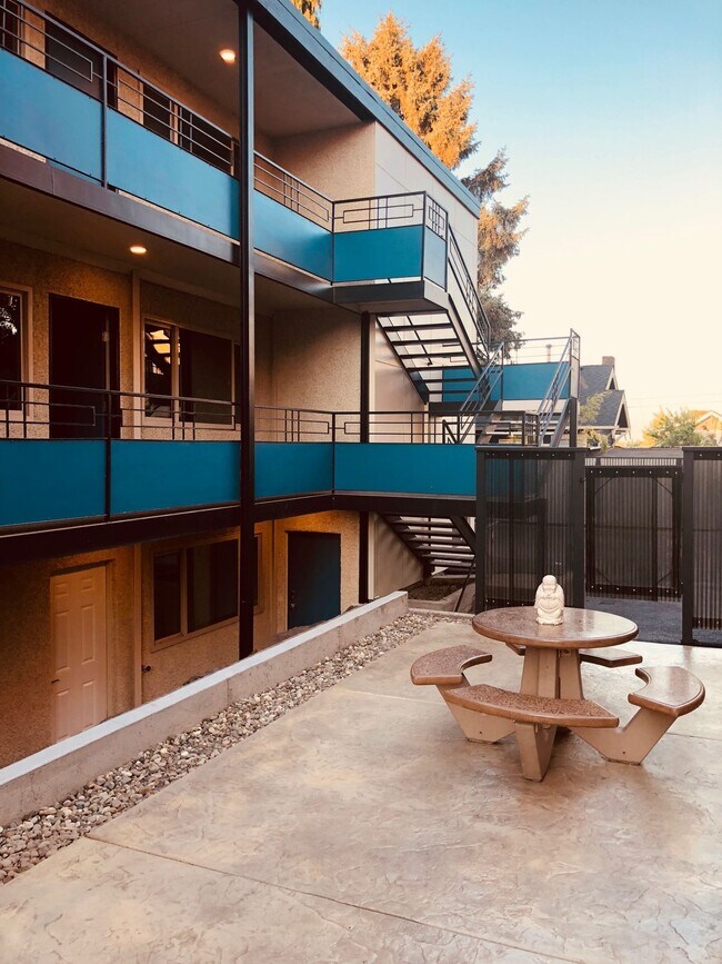 Building Photo - Spacious 1Bed/1Bath Ground Floor Apartment...