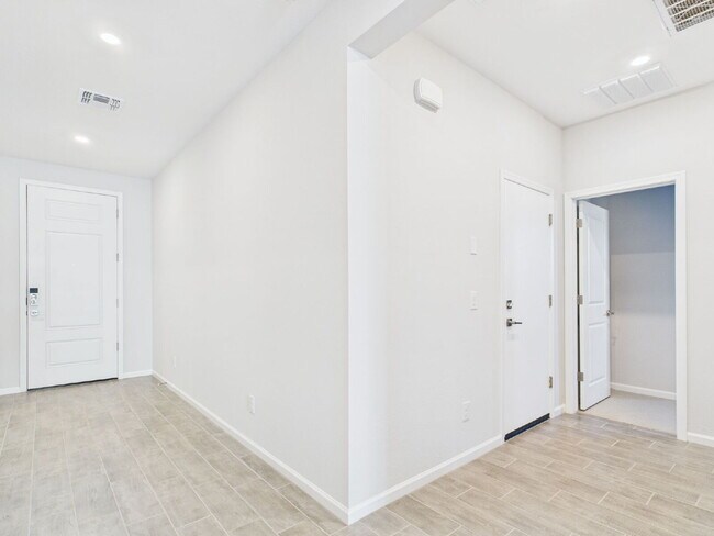 Building Photo - NORTH COPPER CANYON BRAND NEW BEAUTY