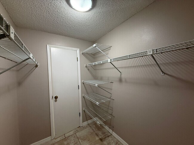 Building Photo - Spacious 2 Bedroom, 2 Bath, 2 car garage Home For Rent in New Port Richey!