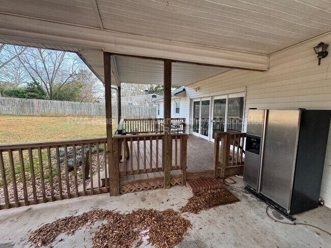 Building Photo - 1122 Maple Dr