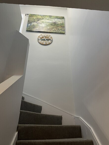 Building Photo - 123 Montmullin St