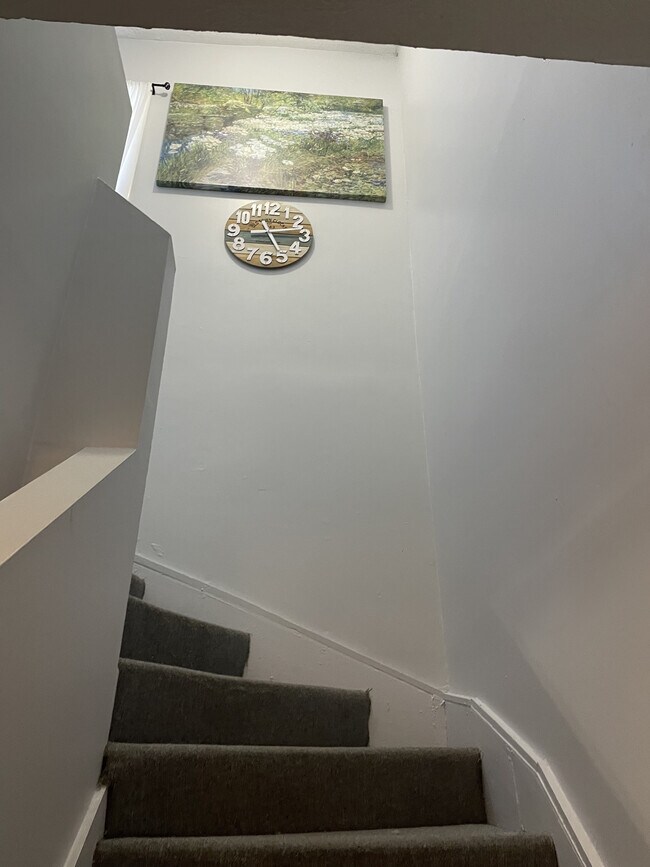 Building Photo - 123 Montmullin St