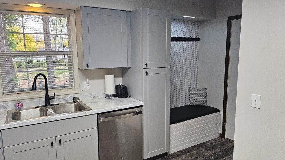 Building Photo - 2406 Roxbury Rd